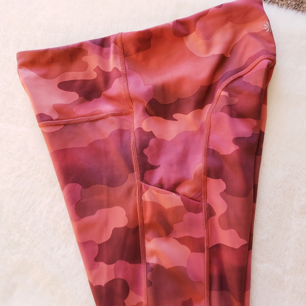Athleta Ultimate Stash Pocket Printed 7/8 Tight Leggings Red Pink Camo Small - Picture 13 of 16